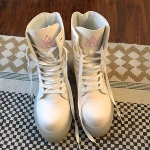 YRU WHITE BOOTS